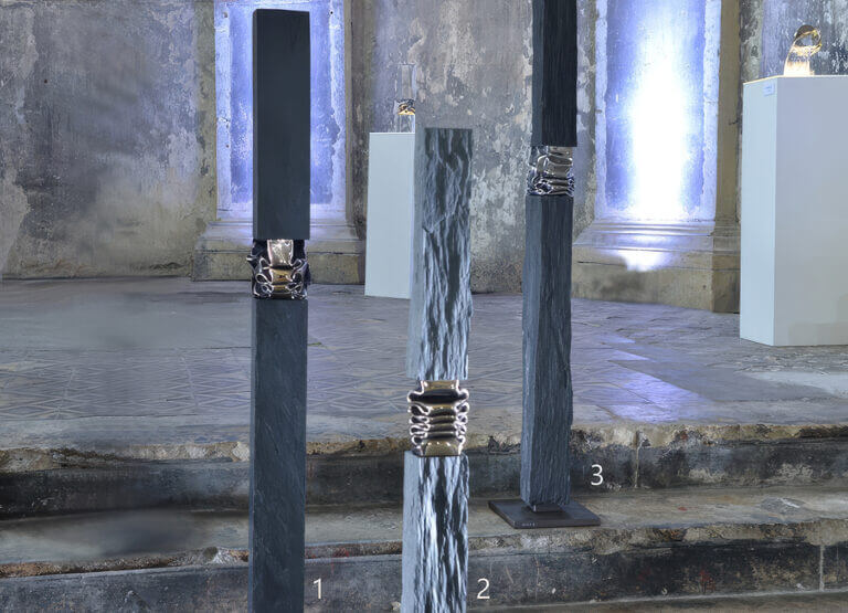 Photo sculpture Colonnes d'harmonie x3. 1 - Ardoise, bronze 122 cm 2 - Schiste, bronze 113 cm 3 - schiste, acier 116 cm