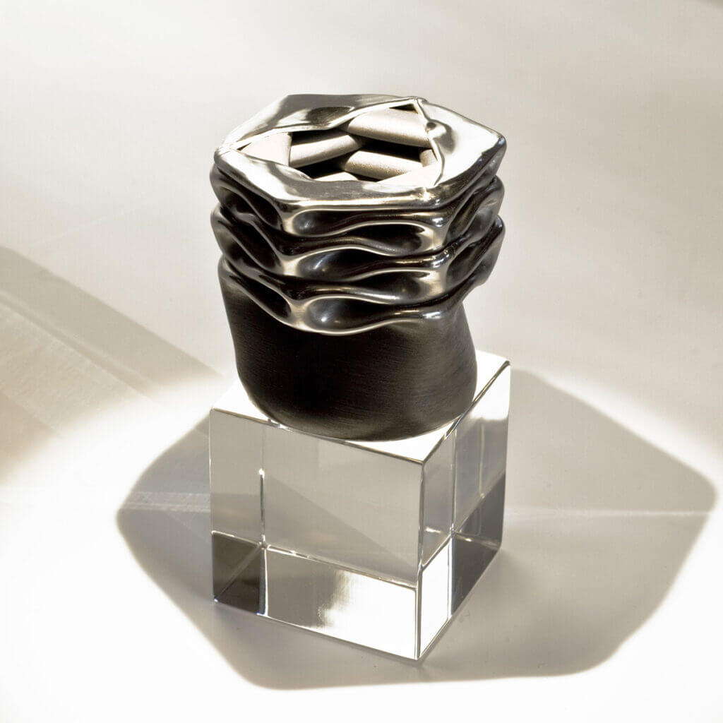 Photo sculpture Symphonie géométrique. Acier, cristal – 13 x 7 cm