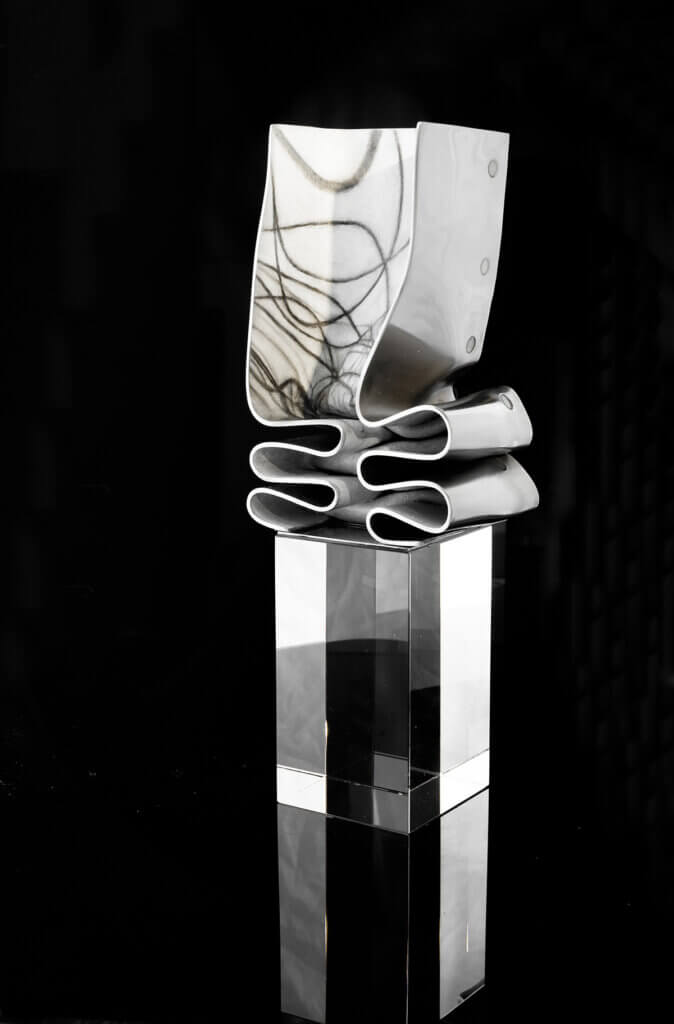 Photo sculpture Energie vitale. Cristal, huile sur inox – 24 x 9 x 6,5 cm