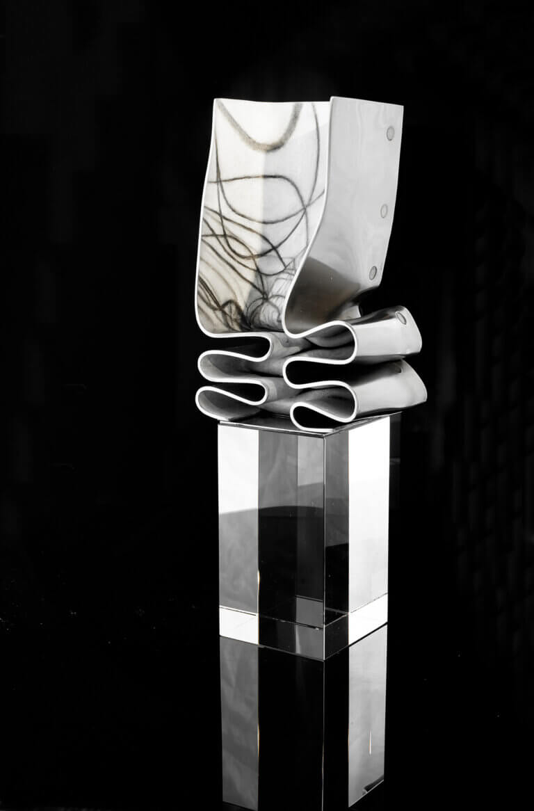 Photo sculpture Energie vitale. Cristal, huile sur inox – 24 x 9 x 6,5 cm